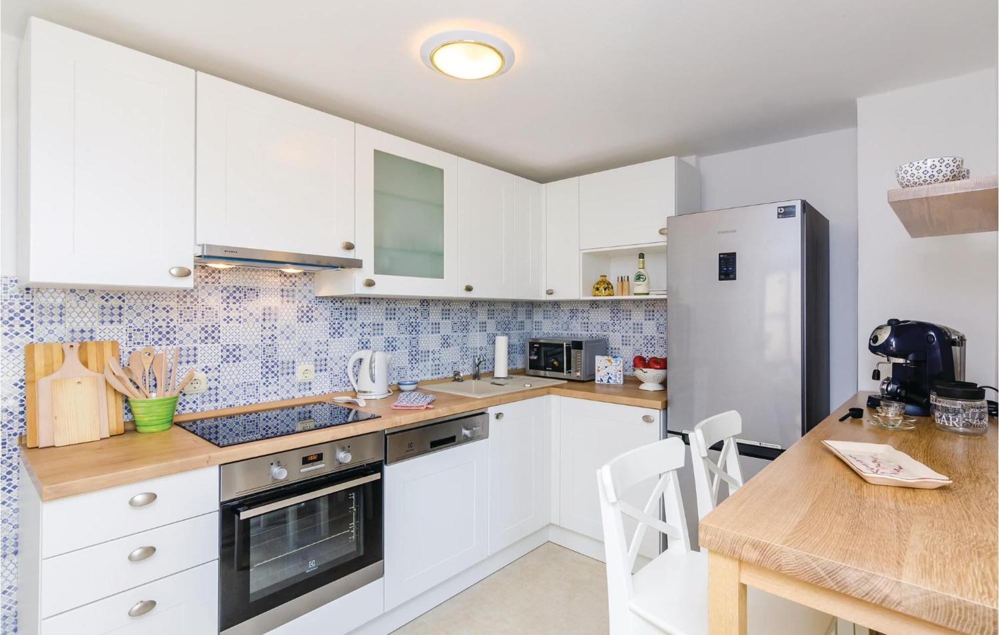 Beautiful Home In Oslje With Kitchen Esterno foto